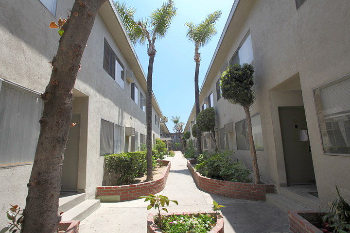 Fair Ave. courtyard 1